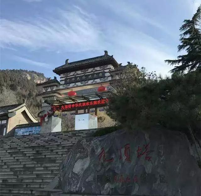 滑完雪后,意犹未尽,不妨走进九顶塔风景区,感受冬日里九顶