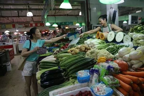 美食 正文 山东威海菜市场的一角 上海菜市场,一道美味的交易前奏 文