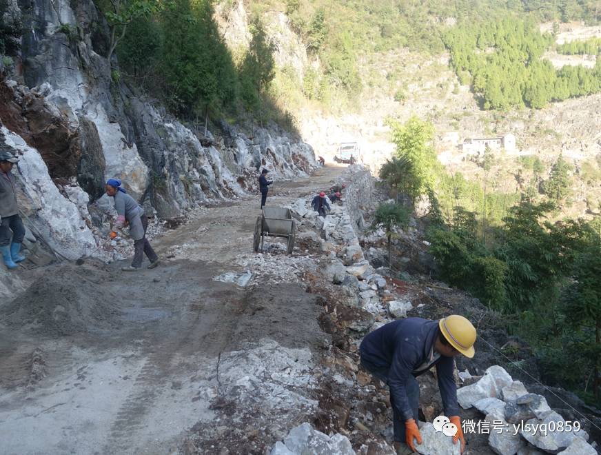 岩峰村主任蒋贵林"这条路坡度陡弯道急,悬崖陡峭,当时对施工条件很