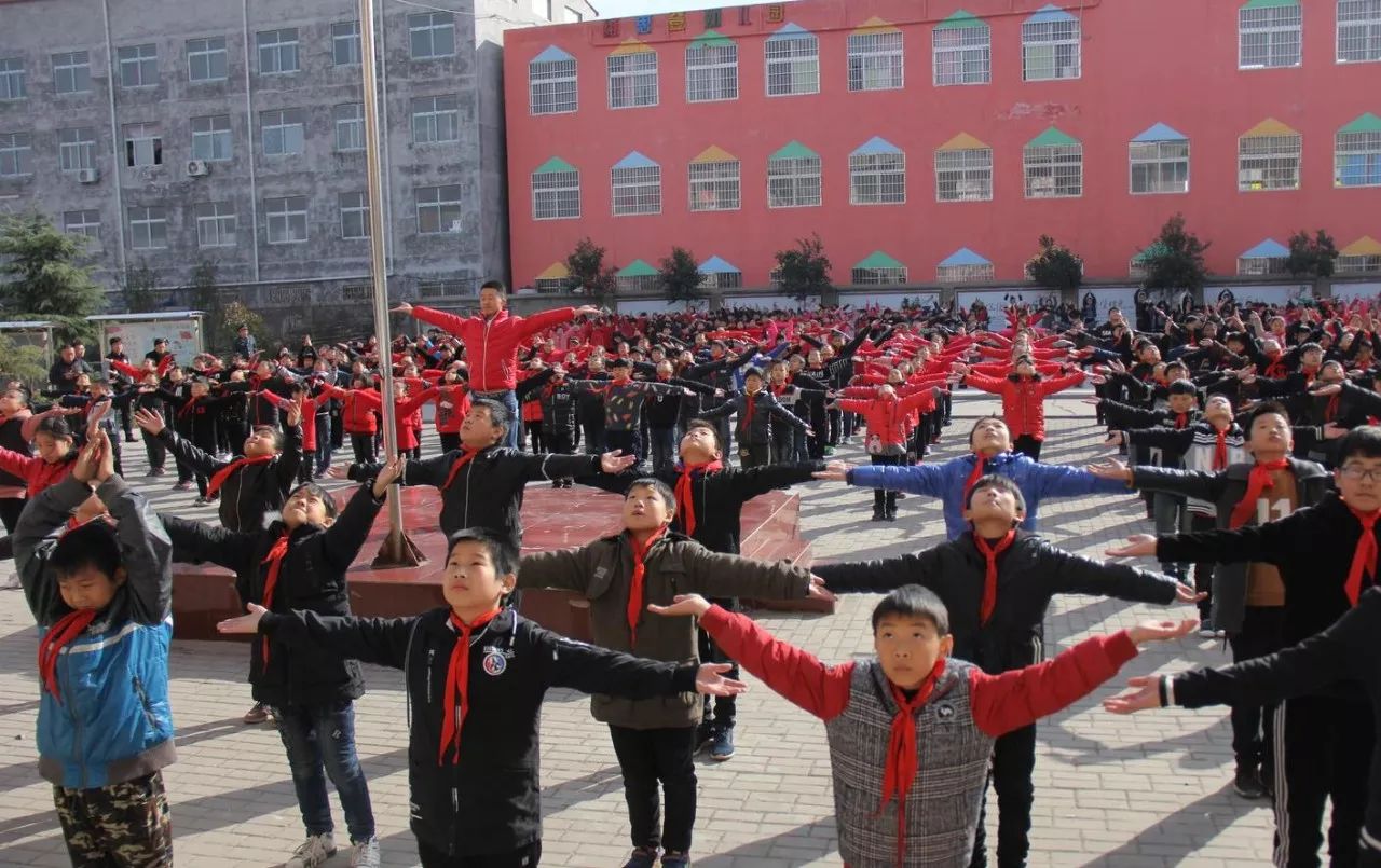 我们不讲困难只讲出路让家门口的好学校多起来新郑市龙湖镇中心校在