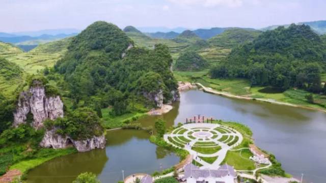 近年来,大方县兴隆乡菱角村成了远近闻名的"幸福村,这里"幸福花"处处