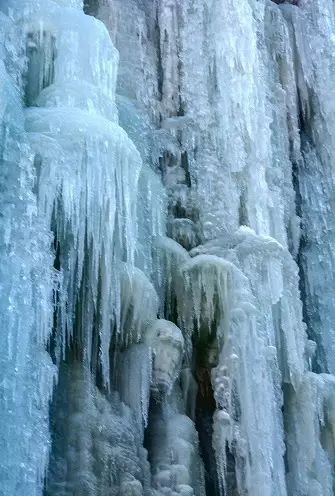 巨大冰瀑, 落差达 200余米,通体冰莹, 地址:保定市涞水县三坡镇十大路
