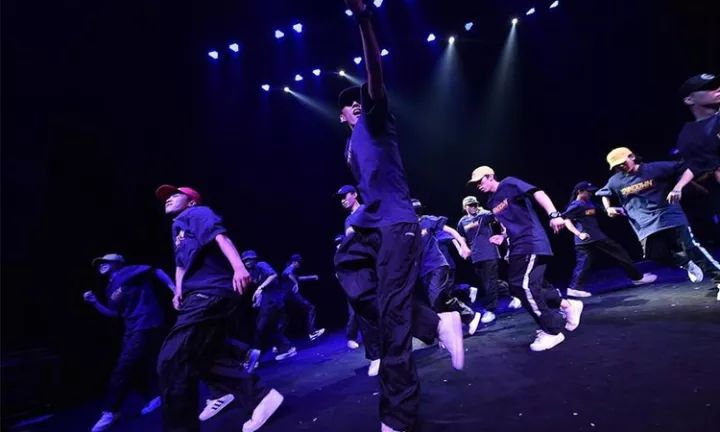娱乐 正文 跟随街舞大师们一起畅舞 感受音乐的律动和舞蹈的魅力.