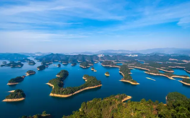 浙江千岛湖 千岛湖有1078个岛屿,是世界上岛屿最多的湖,是长江三角洲