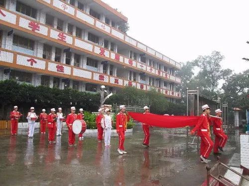 新店中学书生意气,挥斥方遒恰同学少年,风华正茂那一年,那一间教室那