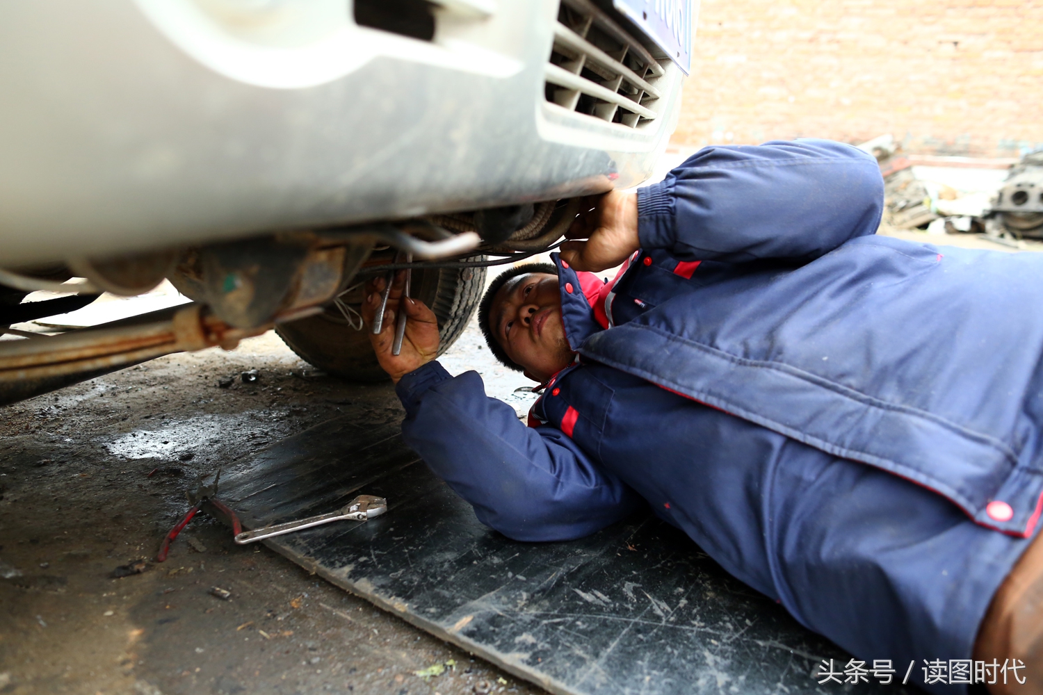 有梦想谁都了不起搭棚子作书房修车师傅苦练6年修成正果