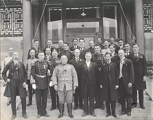 1913年5月,袁世凯在总统府与一些政府官员及外国驻华使节合影