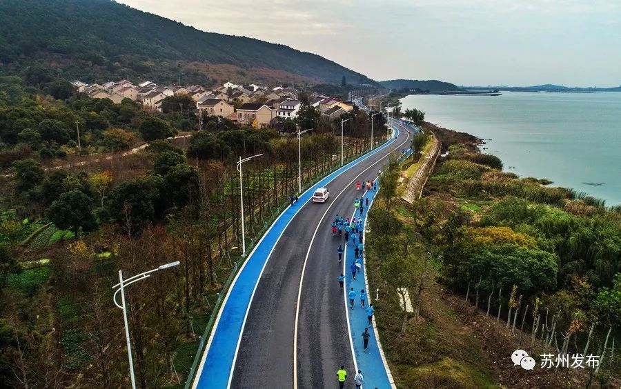 "苏州环太湖大堤"度假区段东起太湖湖滨国家湿地公园大风车处,至光福