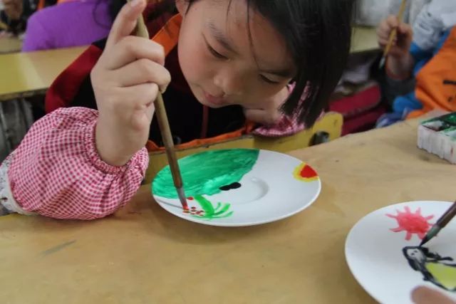 老师教孩子们学习陶瓷绘画泥捏等,孩子们认真的学习每一个步骤.