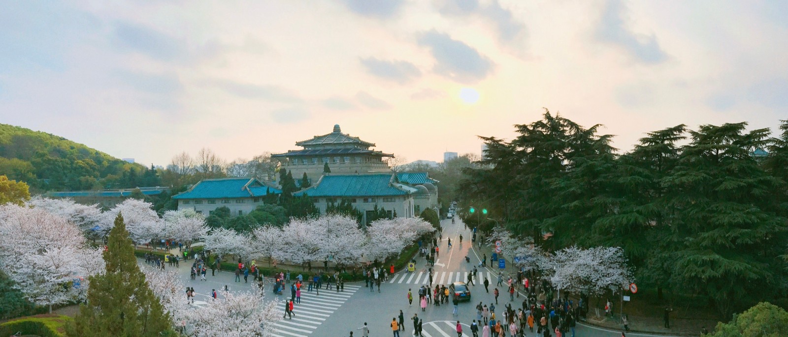 武汉大学环绕东湖水,坐拥珞珈山,校园环境优美,风景如画,被誉为"中国