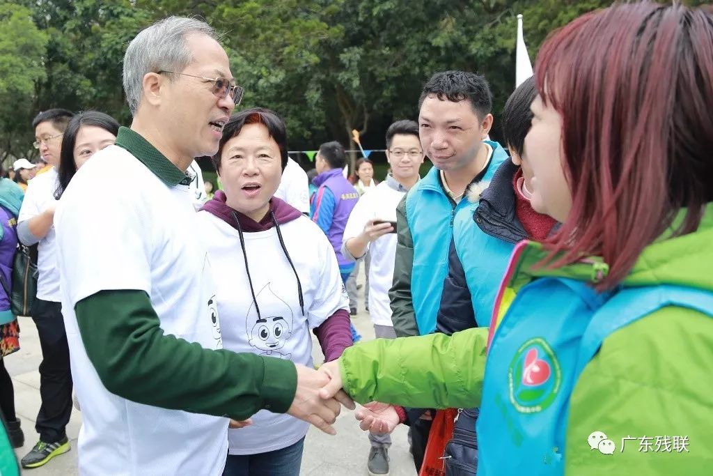 陈德俊区长与参与市民交谈