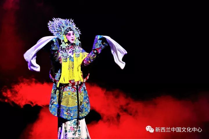 12岁梅派传人巴特尔京剧表演惊艳全场值得一提的是,在主持人幽默