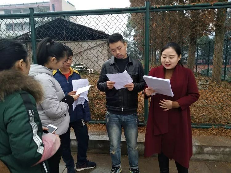 震撼陈家河中学操场竟然聚了几千人这回要干啥事