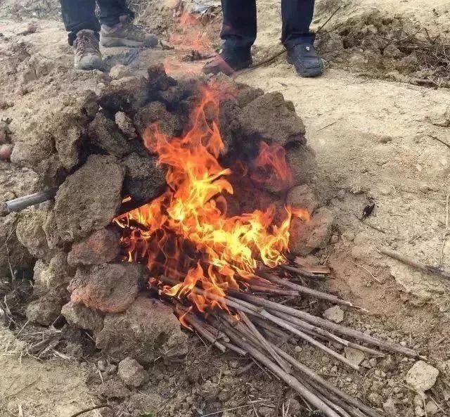 怎么搭泥土窑_泥土卡通图片