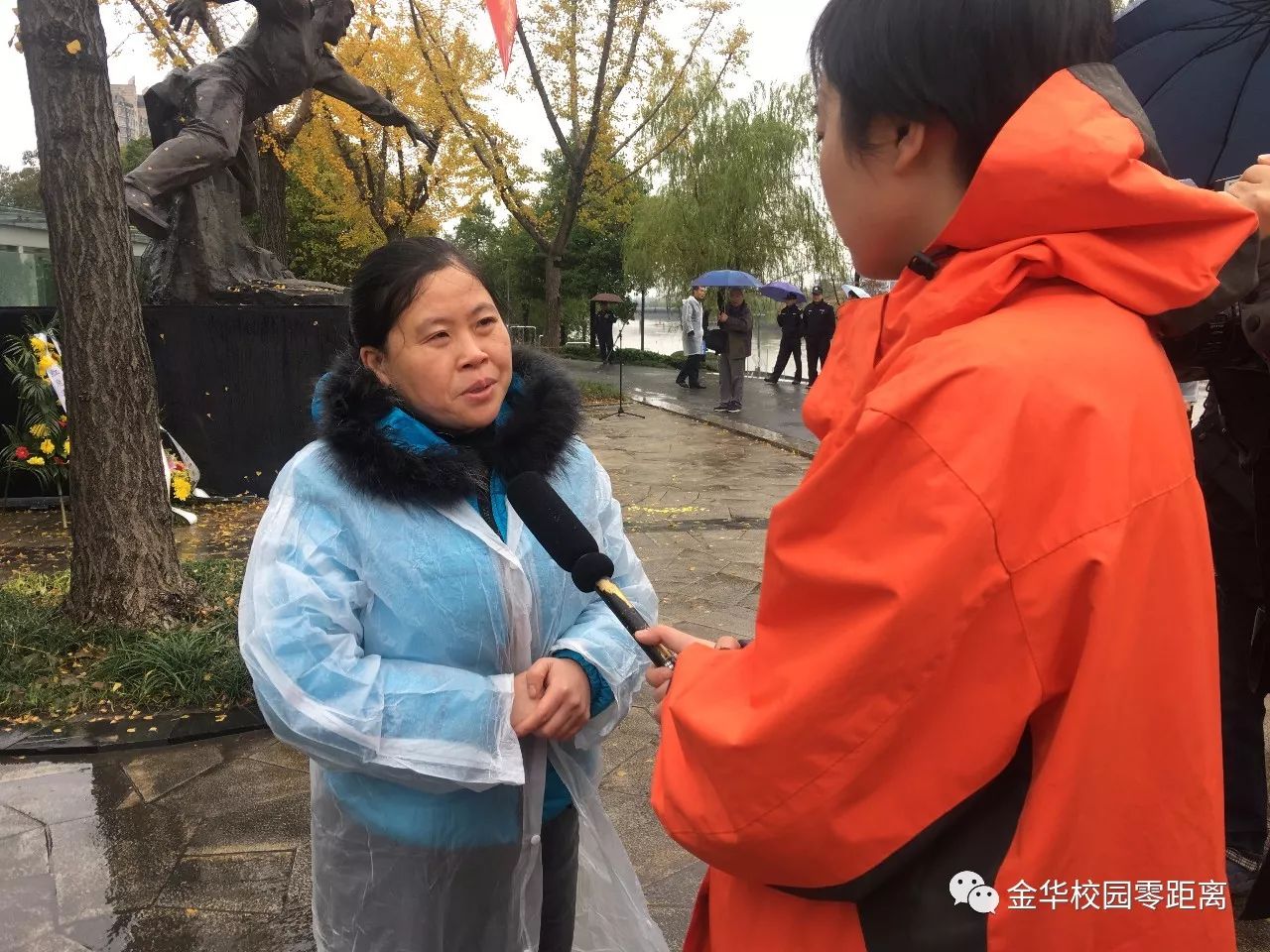 今天上午,孟祥斌的妻子叶庆华来了,孟祥斌生前的部队战友来了,金华