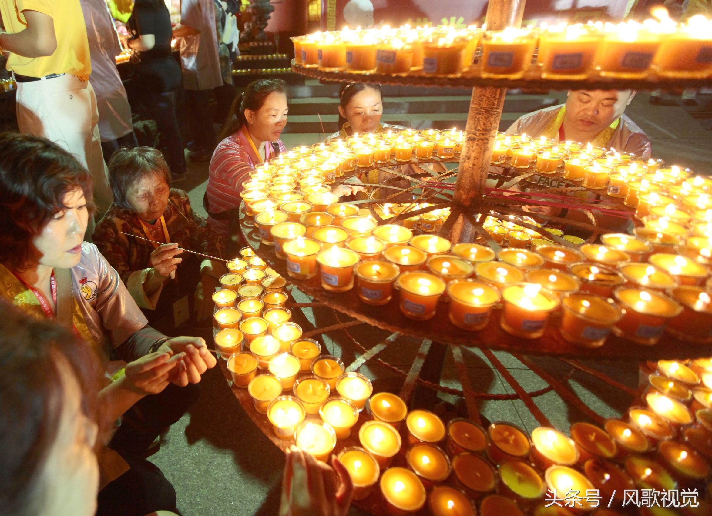 佛寺道场传灯法会万灯祈福,传灯到底有何意义和功德呢