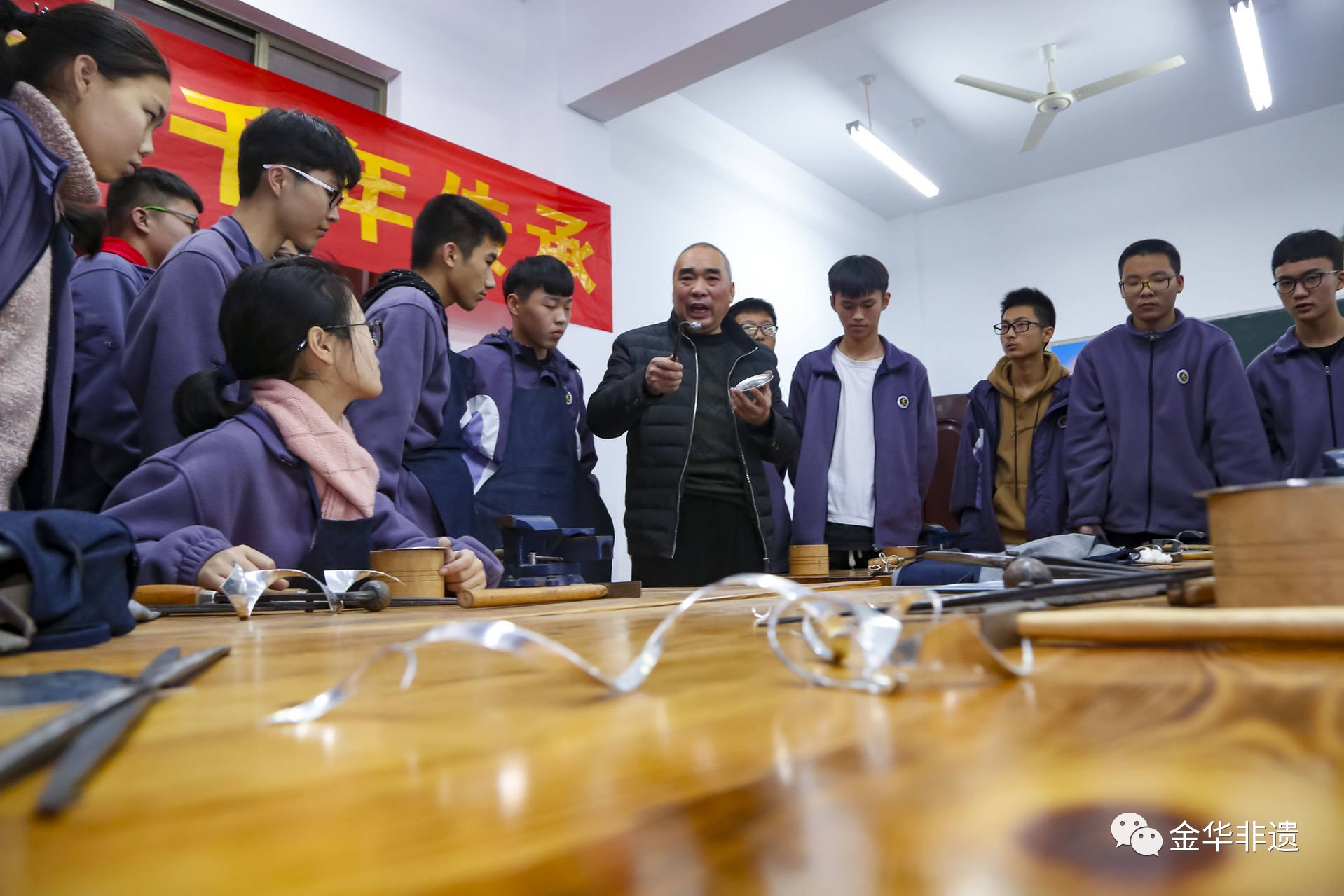 锤打声中颂工匠—永康二中学生学锡雕