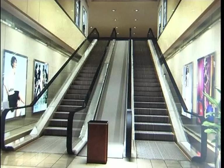 市民冬季乘用手扶电梯需防范