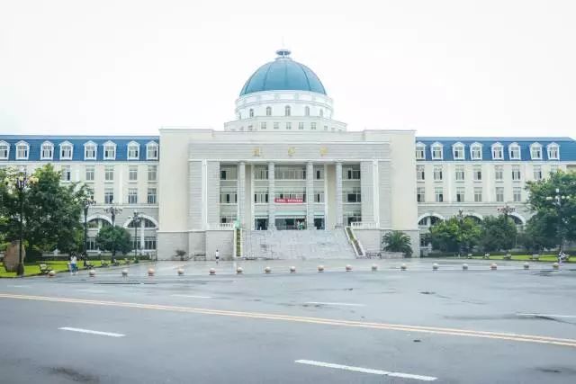 四川大学锦城学院4里面则宽敞而明亮~空间非常大~图书馆内以医学文献