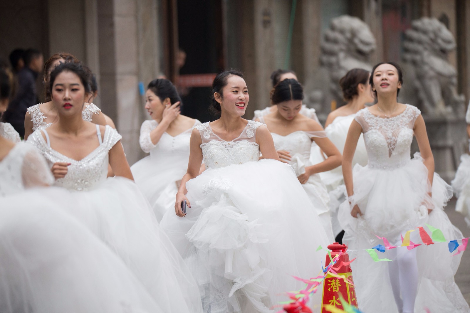 温州婚纱定制_温州爱唯一婚纱摄影(2)