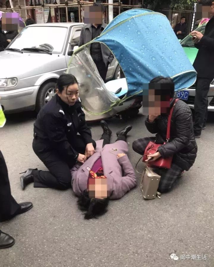 车祸现场:阆中女辅警寒风跪地陪护伤员十几