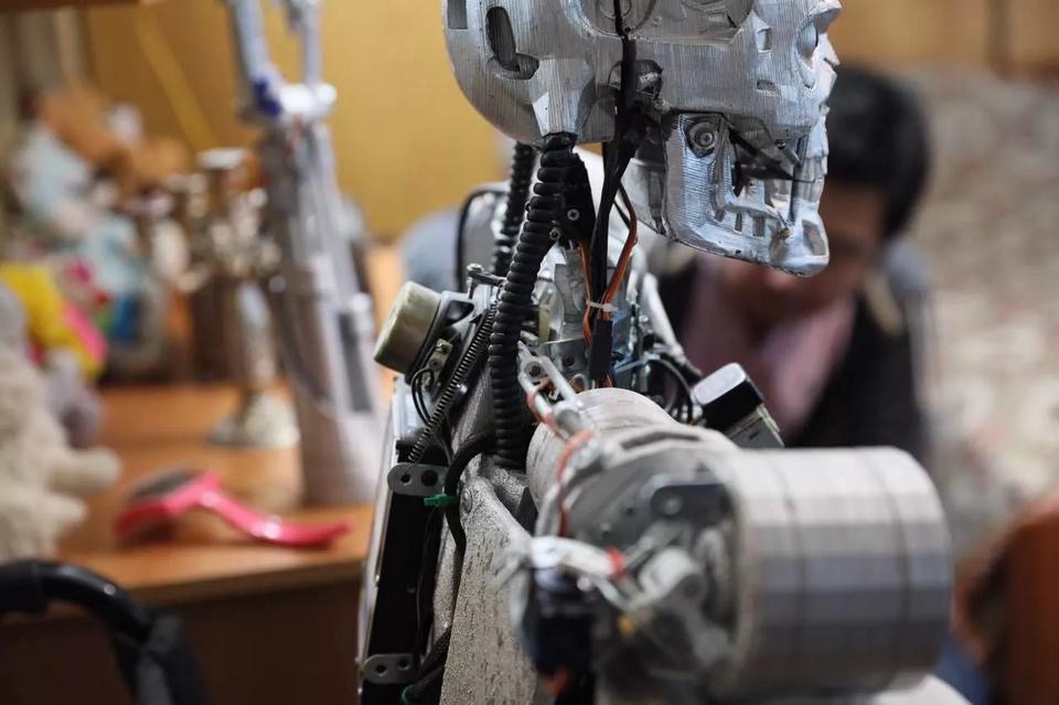 俄羅斯大叔造出終結者機器人，不愧是戰鬥民族！ 科技 第2張