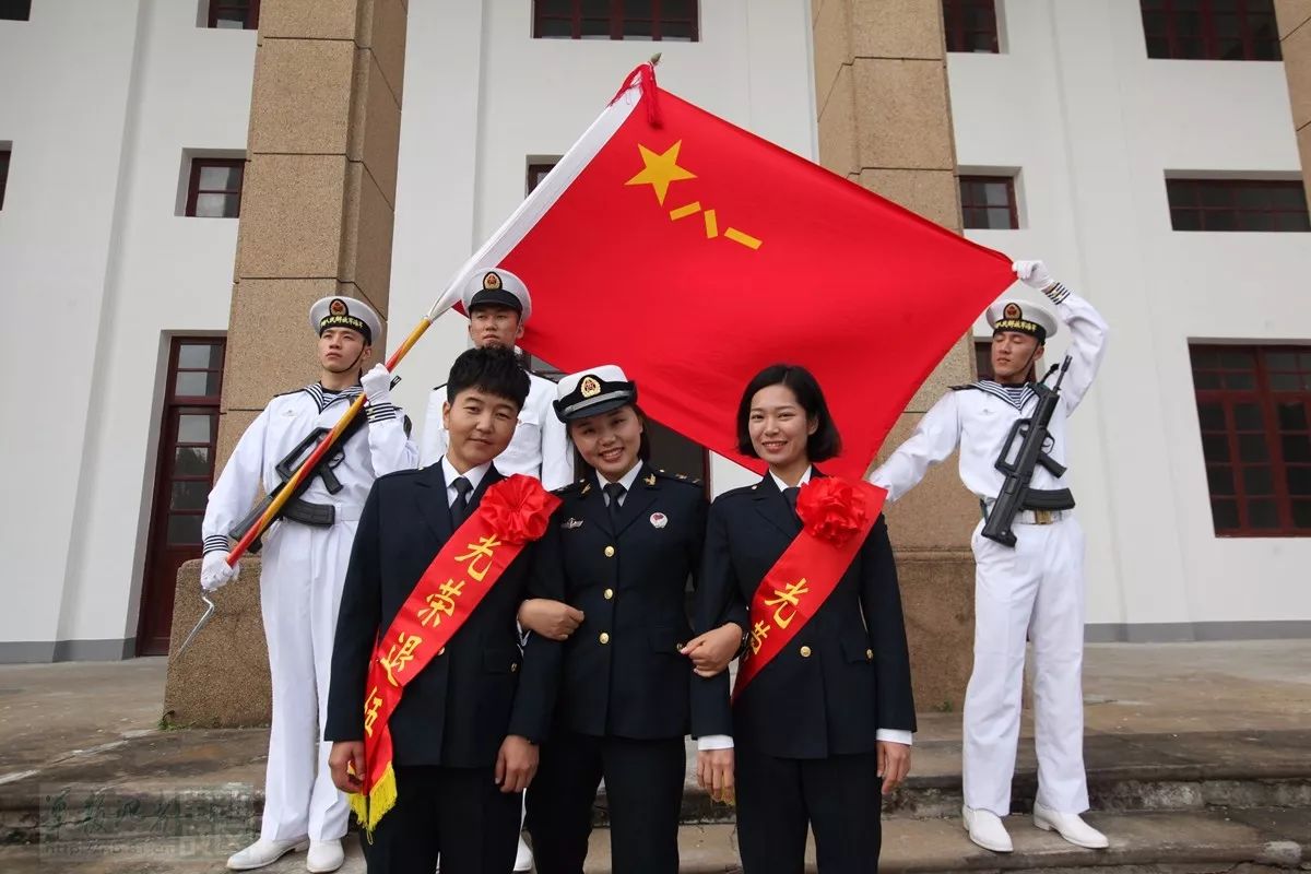 海军陆战队某旅举行退役士兵向军旗告别仪式