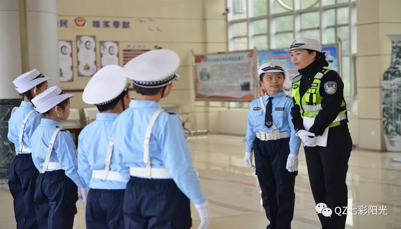 参观城市交通的指挥中枢 还充当了"一日交警" 与交警叔叔阿姨们一起