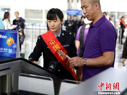 厦门边检试点实施空港旅客出境自助通关