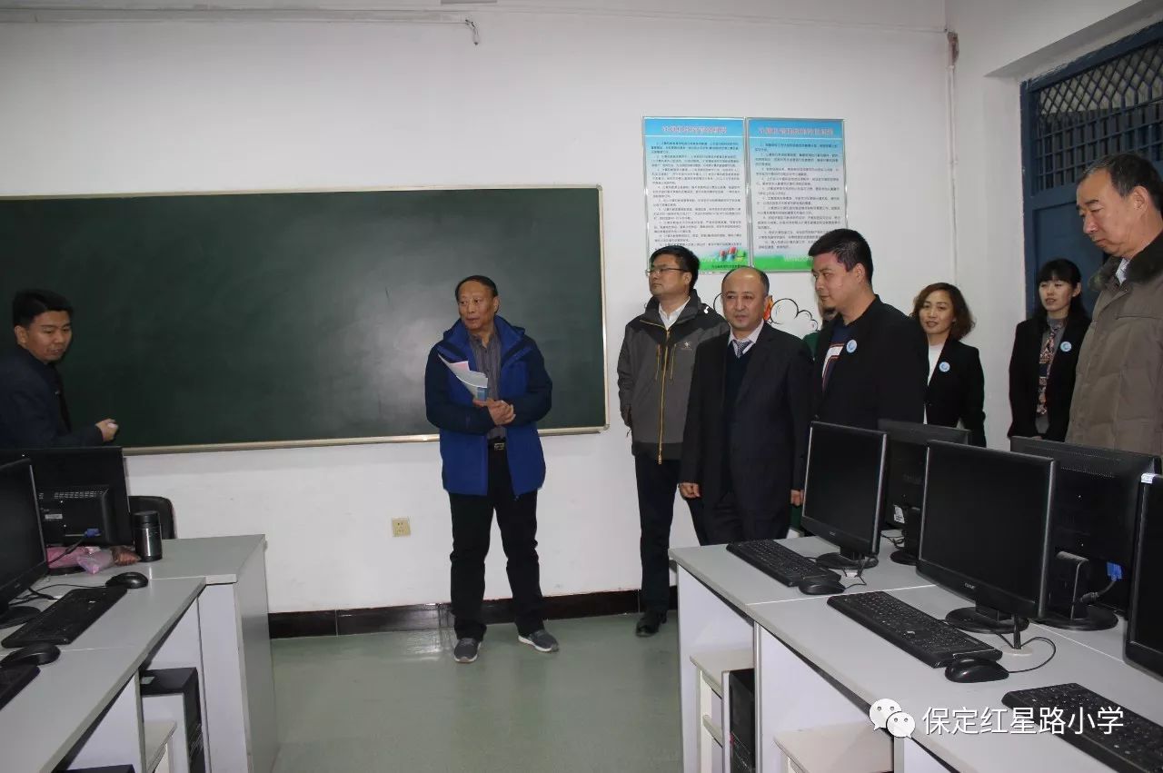 贾慧平老师向领导介绍学生使用计算机情况校长边走边介绍校长向潘主任