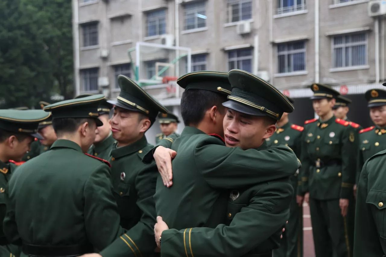 武警老兵拍摄创意照片纪念军旅生活,请为我们自己打