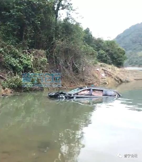 普宁某地汽车翻下山坠入水库刷屏普宁朋友圈,愿平安!