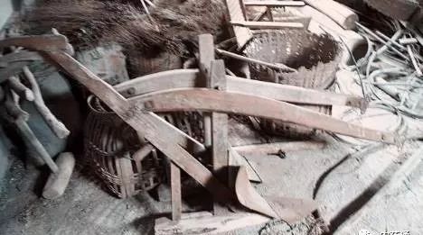 「 铁犁耙」犁田的工具,用于犁碎大块的泥巴