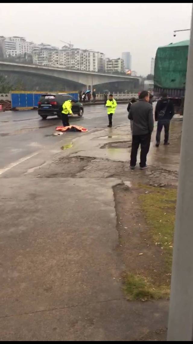 【丰都播报】昨日,丰都龙河大桥发生一起严重交通事故