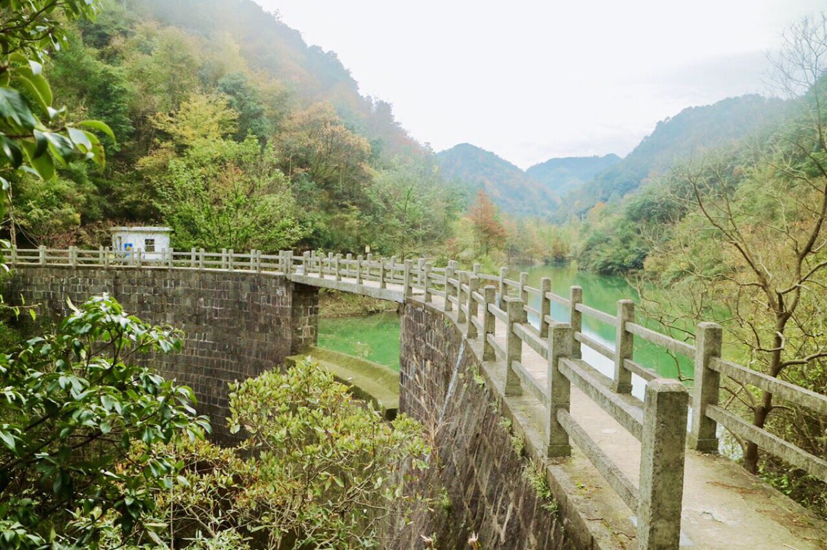 雪窦岭坐落在稽东镇竹田头村止步坑,富有原始的纯自然野趣,过去是从