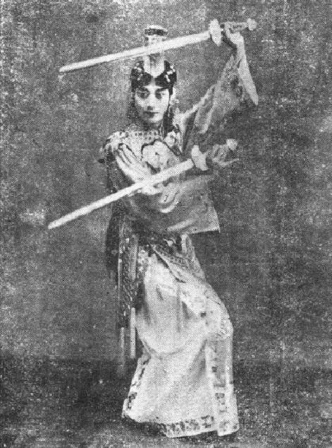 李世芳之《霸王别姬》毛世来扮相稍嫌清苦,饰小家女子最宜.