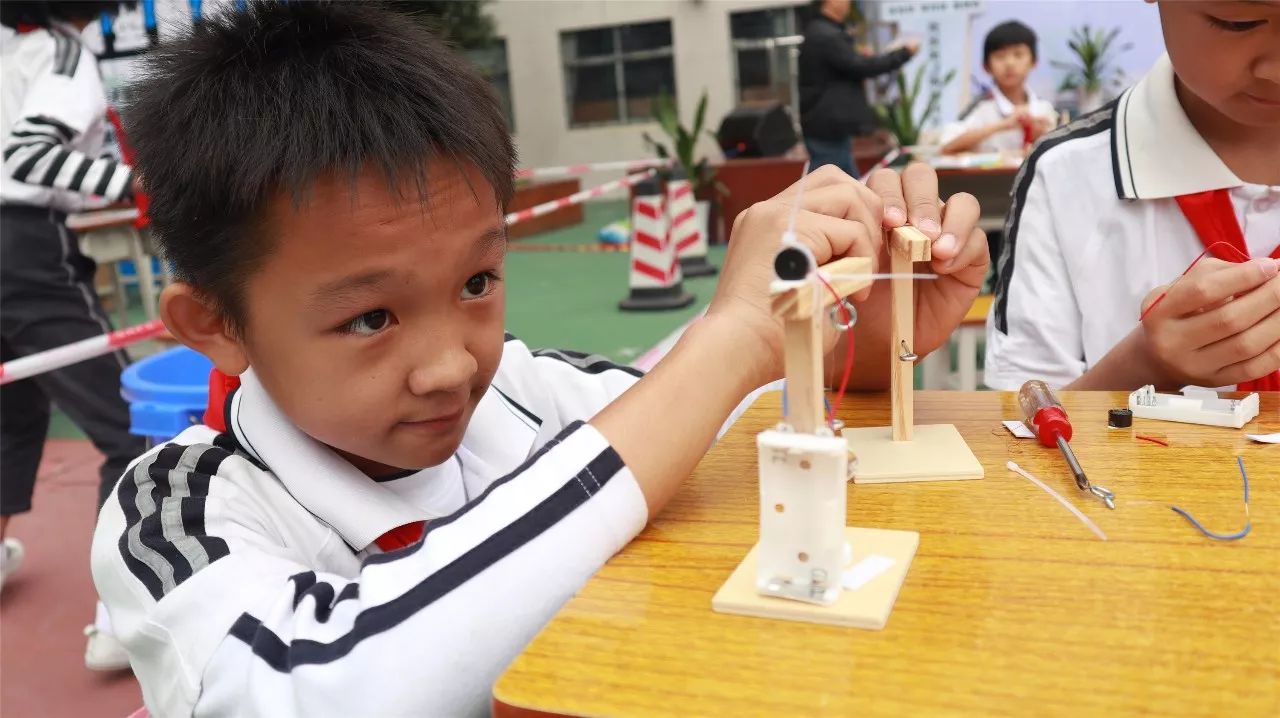 正文  11月7日上午,为期两个月的莞城第三届科技节在莞城阮涌小学正式