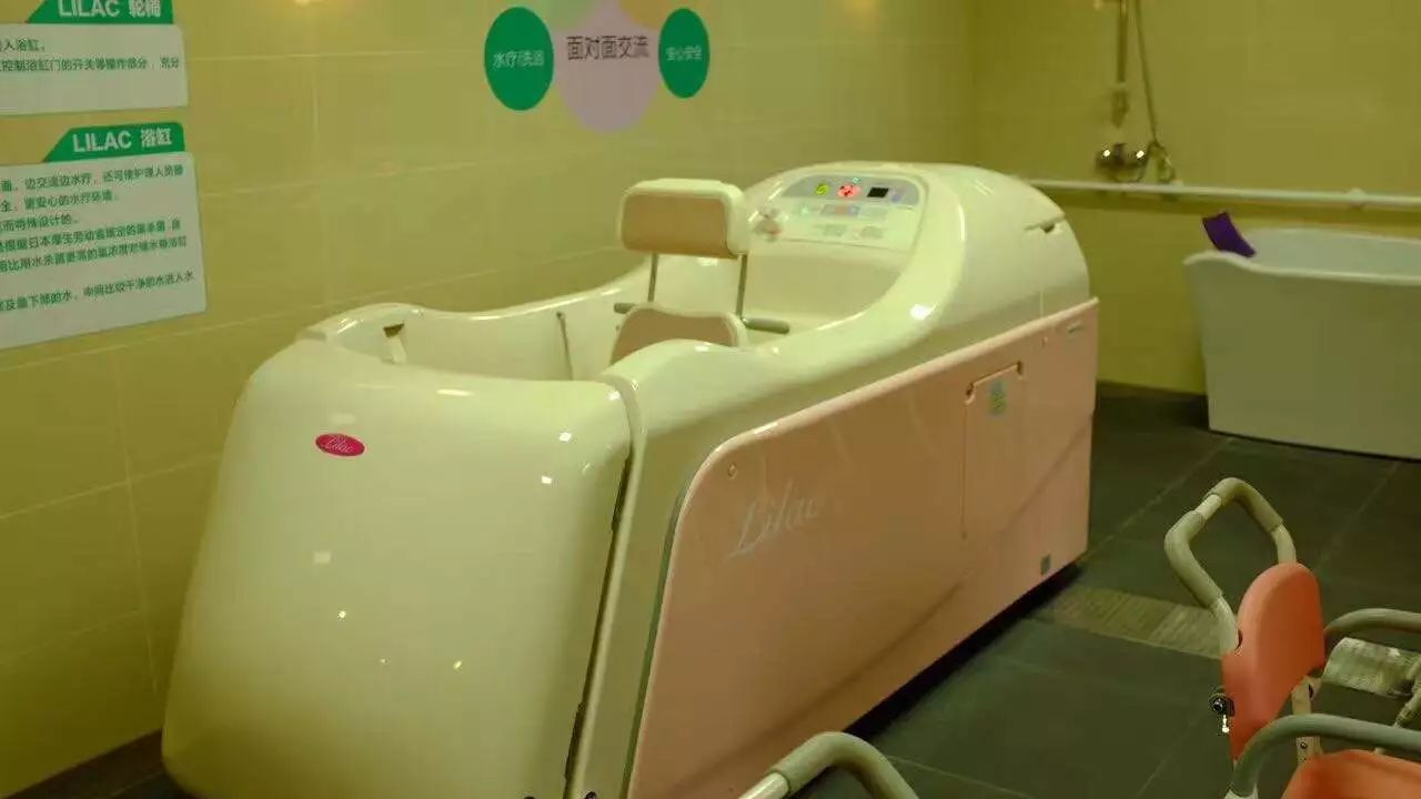 日本的智能养老什么样?丰富的护理机器人,喂饭洗澡样样精通