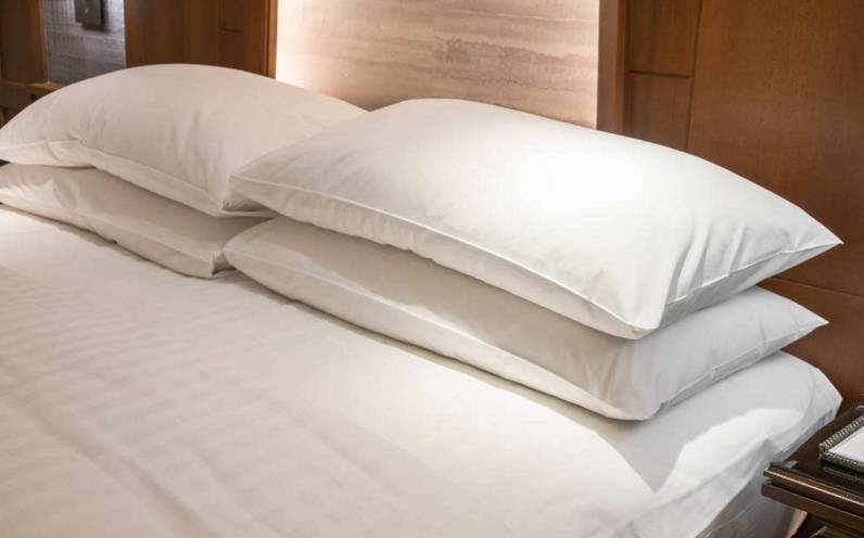 酒店床上为什么要放4个枕头?你知道吗?