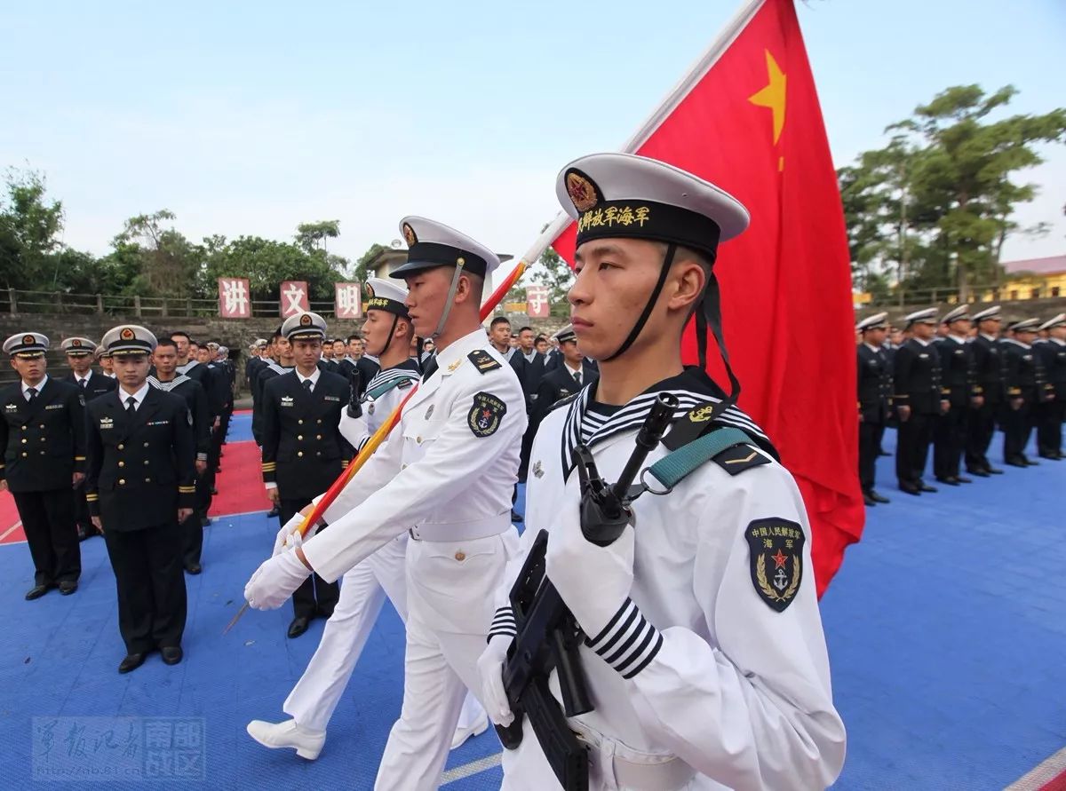 海军陆战队某旅举行退役士兵向军旗告别仪式