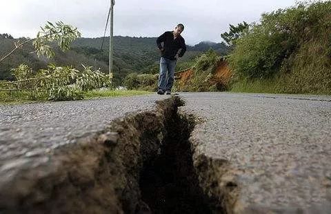 2级地震后的地裂缝深基坑开挖和地铁隧道施工时,都要求对临近路面