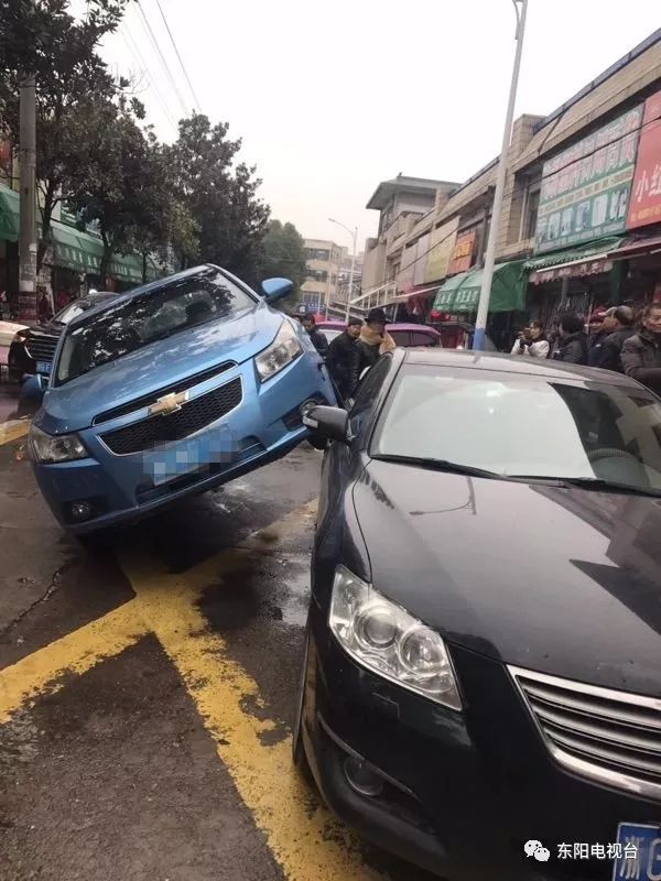 两车刮擦后的"景象"让人啼笑皆非!