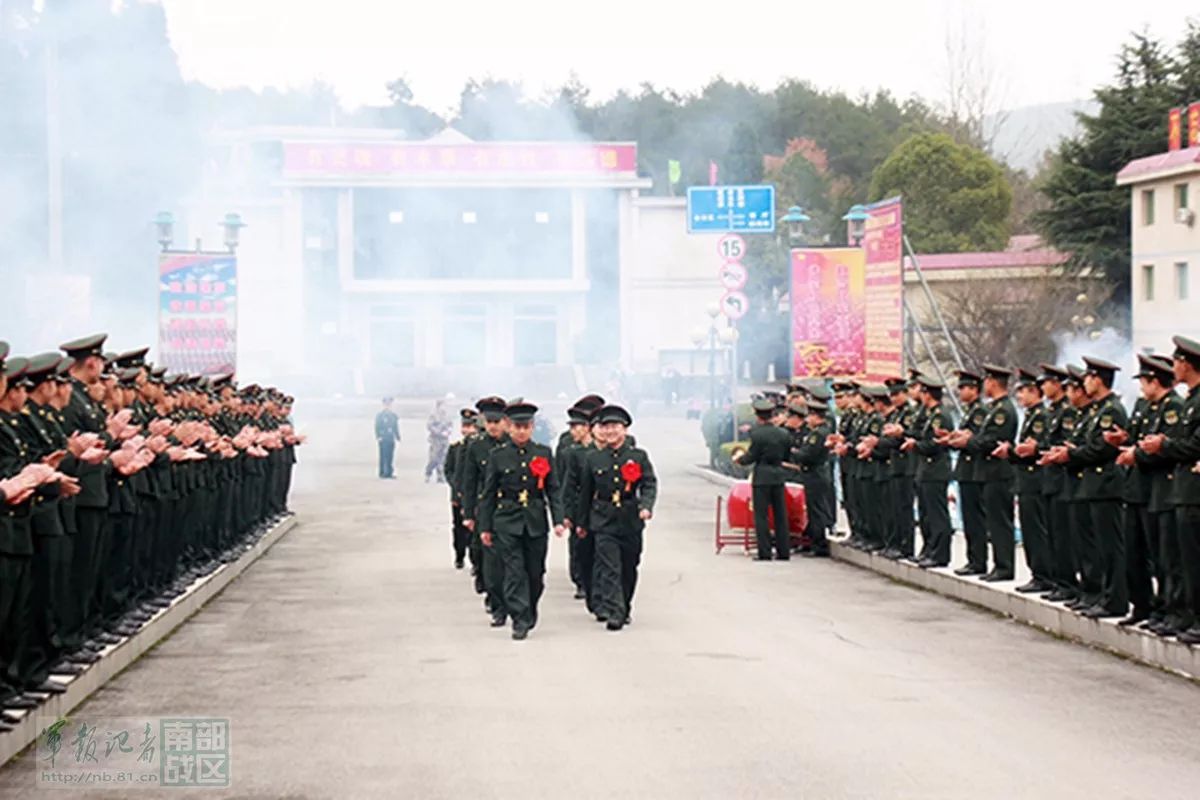 南部战区陆军某旅举行退伍仪式秋风飘飘,驼铃阵阵,又是一年老兵退伍.