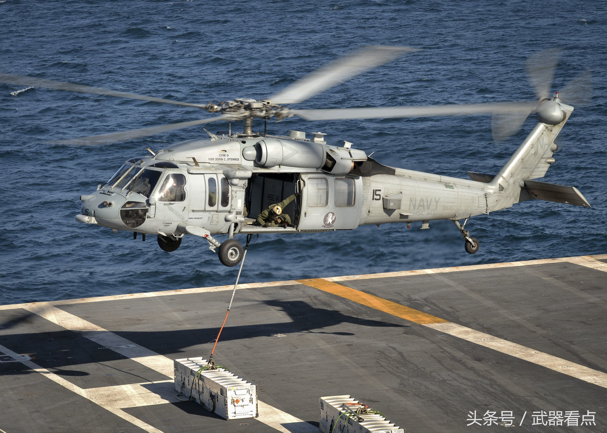 美国海军使用的 sh-60 "海鹰" 舰载直升机