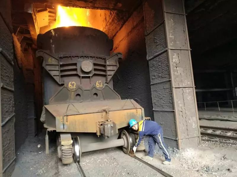 钢城一线丨永不停顿的航线炼铁厂铁运机车工人工作纪实