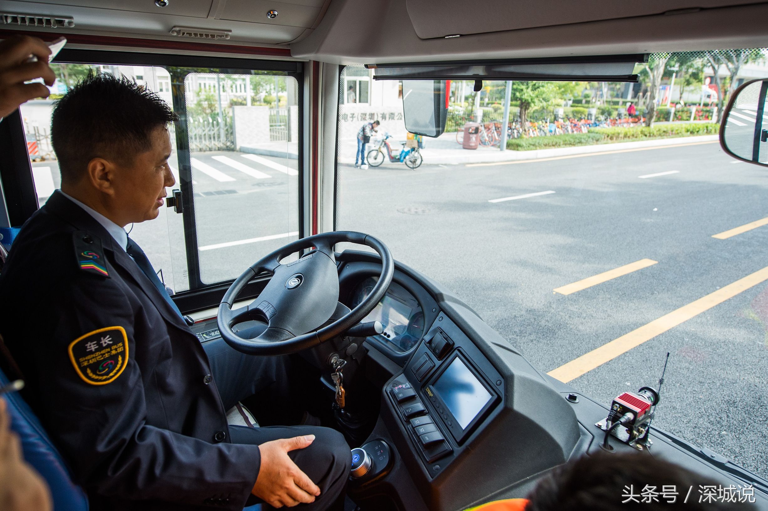 来自未来的巴士!全球首批智能驾驶公交亮相深圳,方向盘会自己动