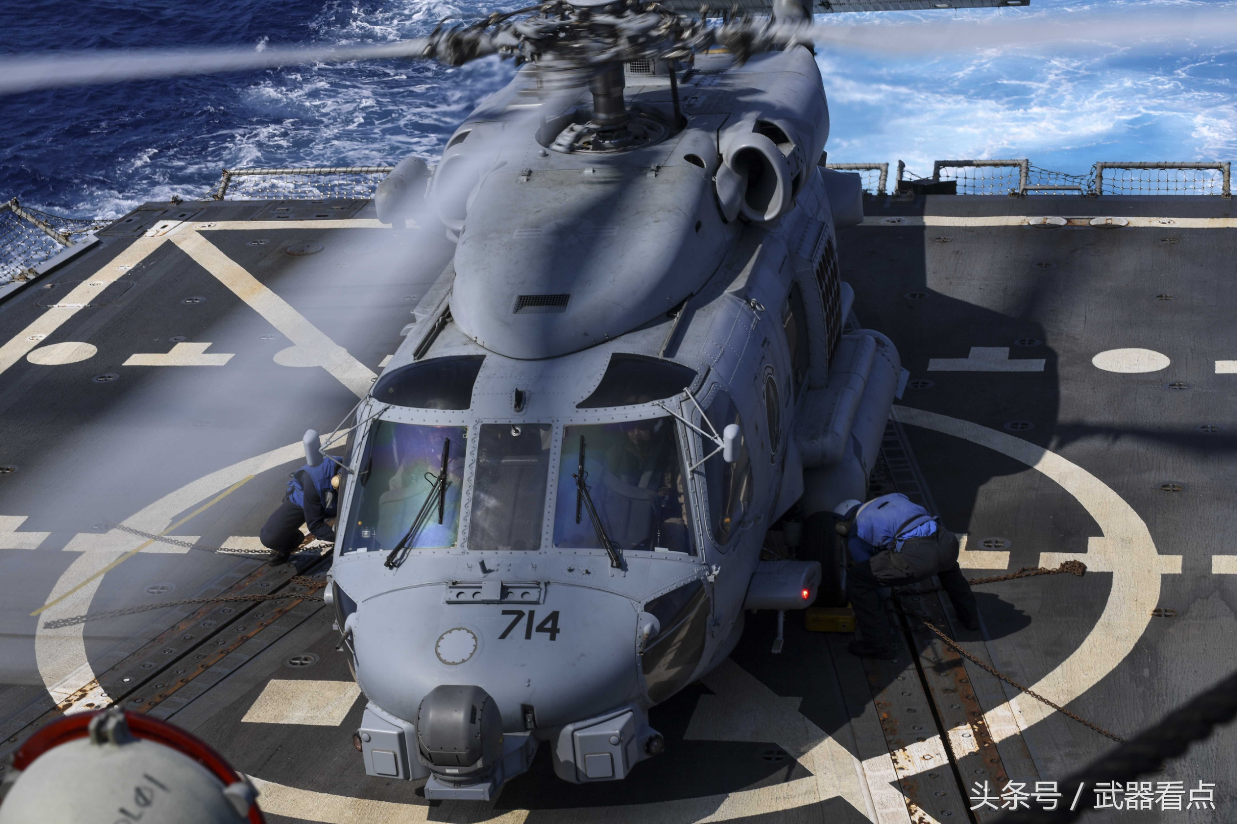 美国海军使用的 sh-60 "海鹰" 舰载直升机