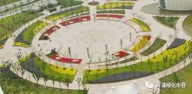 整个广场以绿地,雕塑为主,东北面为一圆形下沉式广常中心部位设有