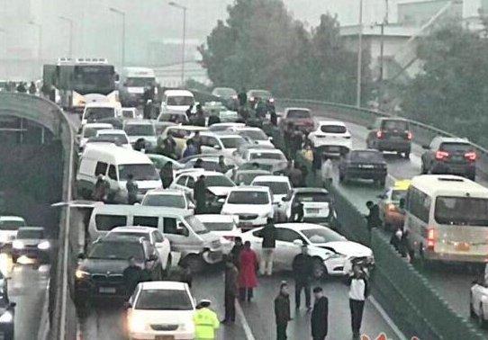 早晨六点多,西安城区西二环开远门桥上发生38辆机动车连环相撞,一堆冒