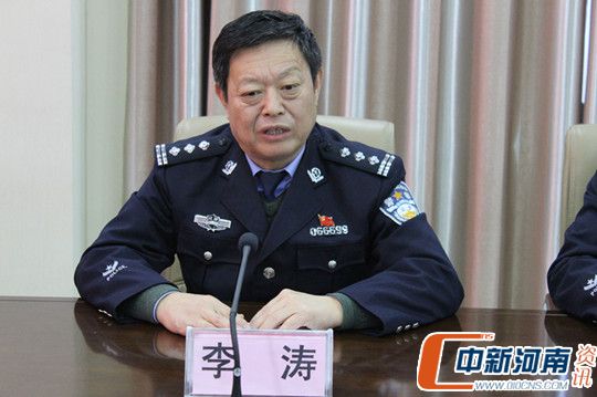 商丘市公安局党委委员,交警支队长李涛向媒体透漏限行政策.刁玉磊 摄